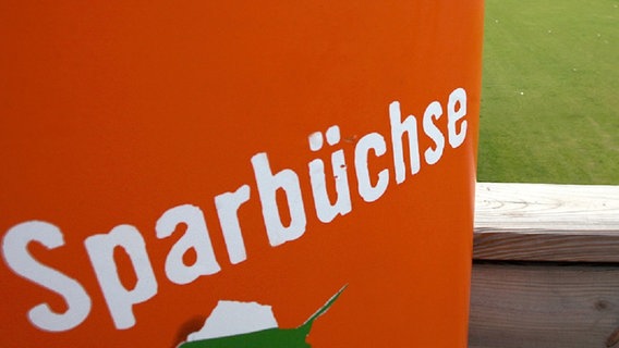 Eine übergroße Sparbüchse steht am Schlosspolatz in Berlin © dpa - Bildfunk Foto: Stephanie Pilick