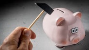 Hand mit einem Hammer vor einem Sparschwein © picture alliance / CHROMORANGE Foto: Michael Bihlmayer