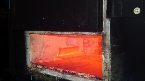 Ein Ofen steht für die Stahlverarbeitung bereit. © NDR Foto: Frank Hajasch