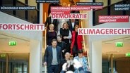 Mehrere SPD-Politikerinnen und -Politiker stehen bei einer Klausurtagung für ein Gruppenbild auf einer Treppe im Willy-Brandt-Haus in Berlin. © dpa bildfunk Foto: Kay Nietfeld