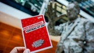 Ein Flyer der SPD auf dem "Der Koalitionsvertrag ist da!" steht. © dpa Bildfunk Foto: Kay Nietfeld/dpa