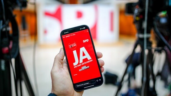 Ein Smartphone, auf dessen Bildschirm in Großbuchstaben "JA" steht © dpa Bildfunk Foto: Kay Nietfeld/dpa