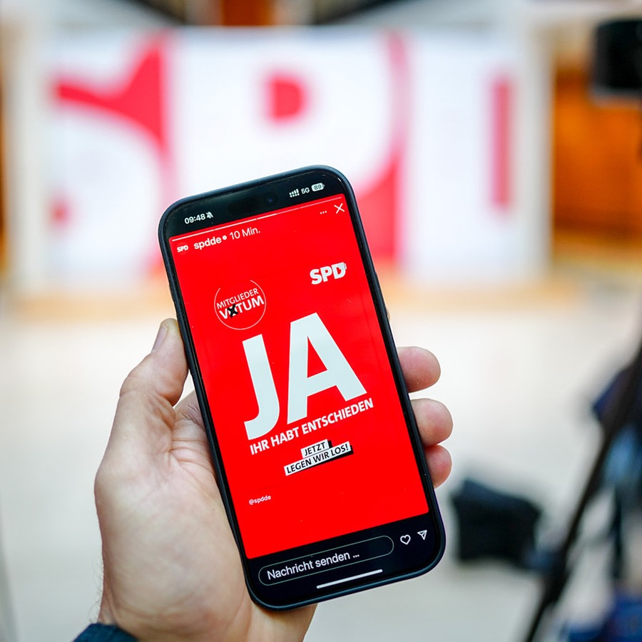 Ein Smartphone, auf dessen Bildschirm in Großbuchstaben "JA" steht © dpa Bildfunk Foto: Kay Nietfeld/dpa