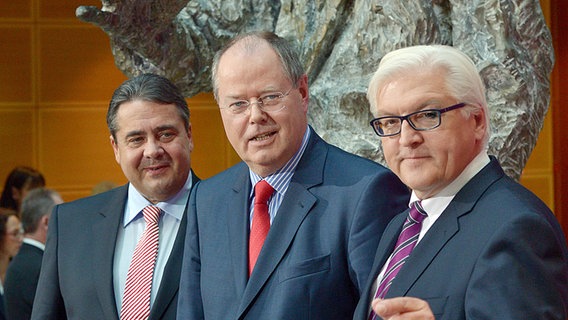 Sigmar Gabriel, Peer Steinbrück und Frank-Walter Steinmeier von der SPD. © dpa bildfunk Foto: Rainer Jensen