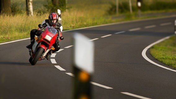 Motorradfahrer in einer Kurve (Themenbild) © Imago/Bernd Classen Foto: Bernd Classen