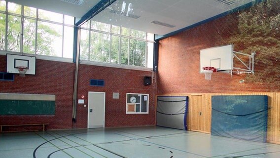Die Turnhalle der Peter-Petersen-Schule im Hamburger Stadtteil Wellingsbüttel. © dpa Foto: Kay Nietfeld