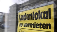 Ein Schild, auf dem steht "Ladenlokal zu vermieten". © imago/biky Fotograf: biky