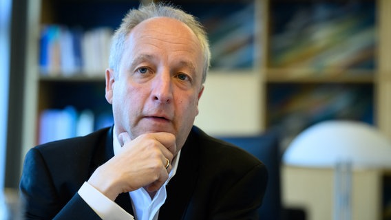 Bischof Christian Stäblein sitzt in seinem Büro in Berlin. © picture alliance Foto: Bernd von Jutrczenka
