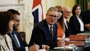 Großbritanniens neu gewählter Premierminister Keir Starmer und seine Vize Angela Rayner bei der ersten Kabinettssitzung in Downing St 10. © The Sun/PA Wire/dpa Foto: Chris Eades