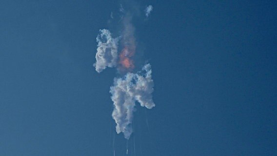 Das Raumschiff von SpaceX bricht nach dem Start von der Starbase in Boca Chica auseinander. © picture alliance/dpa/AP | Eric Gay 