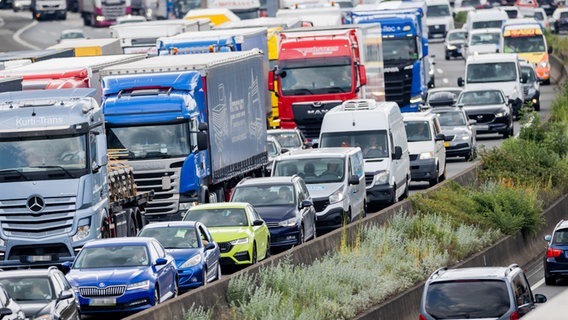 Stau auf der Autobahn © dpa Foto: Rolf Vennenbernd
