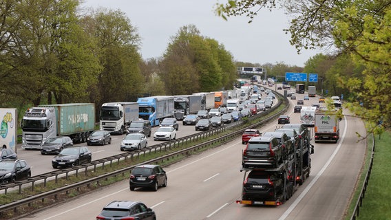 Auf der Autobahn 1 bei Achim-Uphusen staut sich der Verkehr in Fahrtrichtung Ruhrgebiet. © dpa-Bildfunk Foto: Christian Butt/dpa