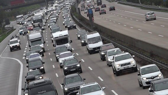 Autos stauen sich auf einem Abschnitt der A7 nördlich von Hannover. © dpa picture alliance Foto: Fernando Martinez