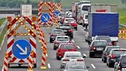 Staubildung vor einer Autobahn-Baustelle. © dpa 