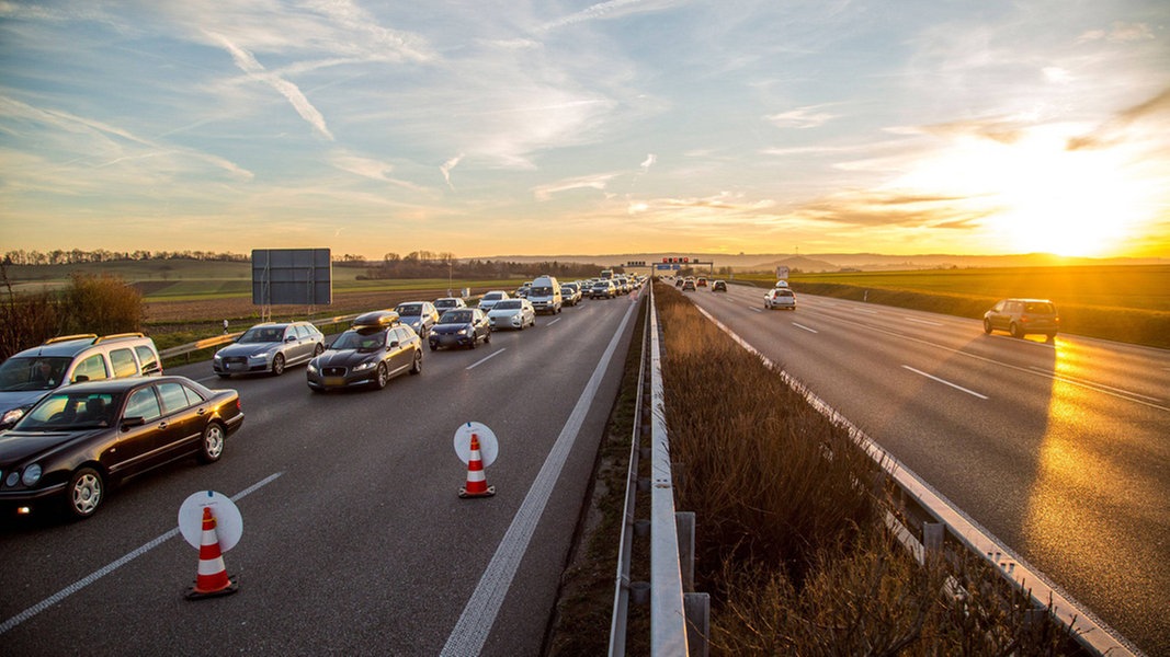 Symbolbild Stau auf der Autobahn