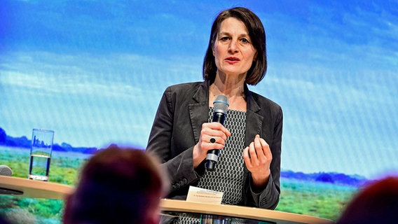 Niedersachsens Landwirtschaftsministerin Miriam Staudte (Bündnis 90/Die Grünen) bei einer Veranstaltung auf einem Podium. © dpa bildfunk Foto: Fabian Sommer
