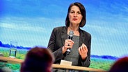 Niedersachsens Landwirtschaftsministerin Miriam Staudte (Bündnis 90/Die Grünen) bei einer Veranstaltung auf einem Podium. © dpa bildfunk Foto: Fabian Sommer