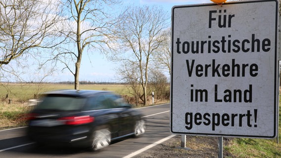 In Johannishof (Landkreis Vorpommern-Greifswald) weist ein Schild mit der Aufschrift "Für touristische Verkehre im Land gesperrt" auf die Sperrung der Region Usedom für Besucher hin. © imago images / BildFunkMV 