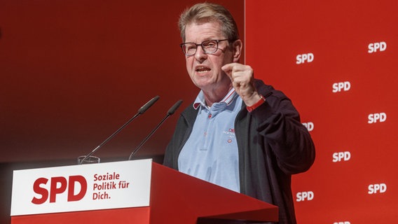 Der Bundestagsabgeordnete Ralf Stegner spricht auf dem Landesparteitag der SPD in Schleswig-Holstein. © picture alliance/dpa Foto: Markus Scholz