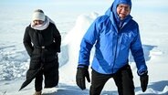 Bundespräsident Frank-Walter Steinmeier und seine Frau Elke Büdenbender informieren sich bei einem Gang durch die Arktis in Tuktoyaktuk über die Folgen des Klimawandels. Ziel der Reise ist es die deutsch-kanadischen Beziehungen in schwierigen politischen und wirtschaftlichen Zeiten zu stärken. © Britta Pedersen/dpa Foto: Britta Pedersen/dpa