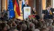 Bundespräsident Frank-Walter Steinmeier spricht auf dem Festakt zum 75. Jahrestag des Verfassungskonvent im Spiegelsaal von dem Neuen Schloss auf der Insel Herrenchiemsee. © dpa picture alliance Foto: Peter Kneffel