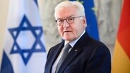 Bundespräsident Frank-Walter Steinmeier steht bei einer Veranstaltung vor einer israelischen, einer europäischen und einer deutschen Flagge. © dpa bildfunk Foto: Bernd von Jutrczenka