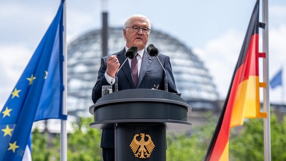 Bundespräsident Frank-Walter Steinmeier spricht beim Staatsakt zu 75 Jahre Grundgesetz auf dem Forum zwischen Bundestag und Bundeskanzleramt. © dpa Foto: Michael Kappeler