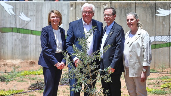 Bundespräsident Frank-Walter Steinmeier bei seinem Besuch im Kibbuz Be'eri in Israel. © IMAGO Images / dts Nachrichtenagentur 