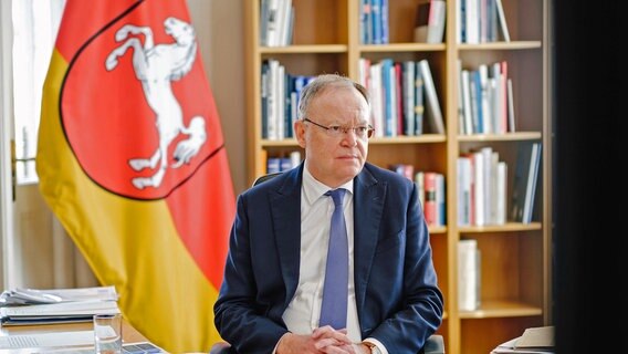 Stephan Weil (SPD), Niedersachsens Ministerpräsident, verfolgt im Gästehaus der Niedersächsischen Landesregierung die Bund-Länder-Konferenz.  