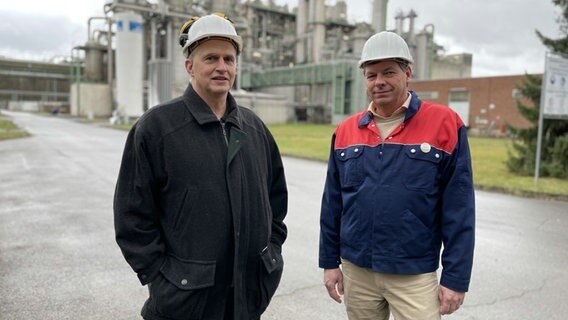 Steyerbergs langjähriger Bürgermeister Jürgen Weber (links) steht neben Oxxynova-Geschäftsführer Klaus Puell.  Foto: Verena Ondorza