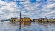 Ein Blick über das Wasser auf die Altstadt von Stockholm © picture alliance / Zoonar | Nando Lardi Foto: Nando Lardi