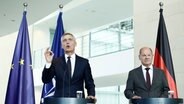 Bundeskanzler Olaf Scholz (rechts) und Jens Stoltenberg, Nato-Generalsekretär, geben nach ihrem Treffen eine Pressekonferenz im Bundeskanzleramt. © dpa Bildfukn Foto: Carsten Koall