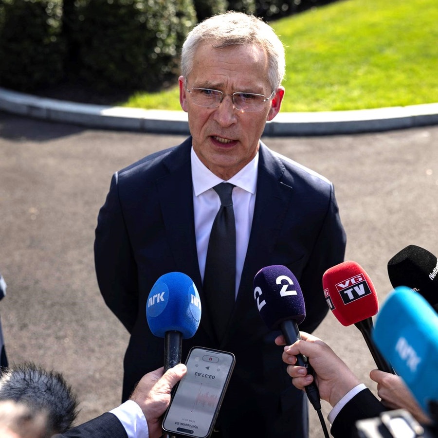 Nato-Generalsekretär Jens Stoltenberg gibt anlässlich eines Besuches in den USA ein Statement vor dem Weißen Haus in Washington. © picture alliance / Sipa USA | Sipa USA 