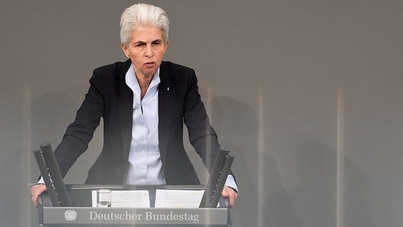 Marie-Agnes Strack-Zimmermann (FDP) spricht in der Debatte zu Zehn Jahre russischer Krieg in der Ukraine im Bundestag. © dpa Foto: Michael Kappeler