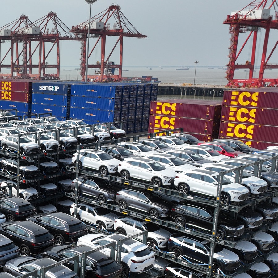 Eine Luftaufnahme zeigt chinesische Autos für den Export in einem Terminal des Hafens Taicang in der ostchinesischen Provinz Jiangsu. © picture alliance/dpa Foto: XinHua