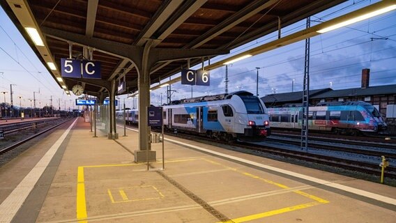 Ein Zug der Ostdeutschen Eisenbahn GmbH (ODEG) steht auf einem Gleis im Hauptbahnhof von Stralsund. © dpa bildfunk Foto: Stefan Sauer