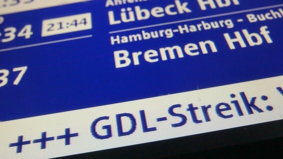 Anzeigetafel auf dem Hamburger Hauptbahnhof weist auf den Streik der Gewerkschaft GDL hin © dpa-Bildfunk Foto: Bodo Marks/dpa