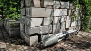 In der Ukraine liegen Teile von Streubomben-Munition vor einer Mauer. © dpa bildfunk/SOPA Images via ZUMA Press Wire Foto: Alex Chan Tsz Yuk