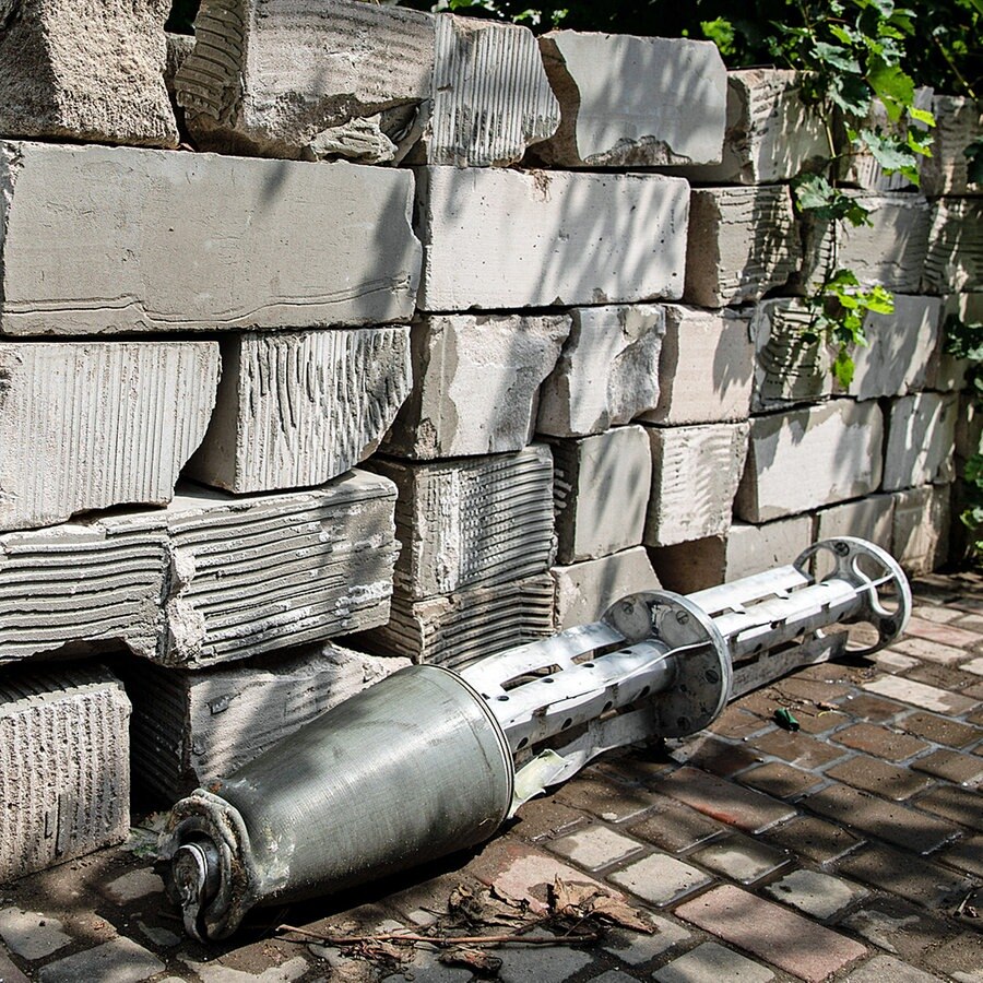 In der Ukraine liegen Teile von Streubomben-Munition vor einer Mauer. © dpa bildfunk/SOPA Images via ZUMA Press Wire Foto: Alex Chan Tsz Yuk