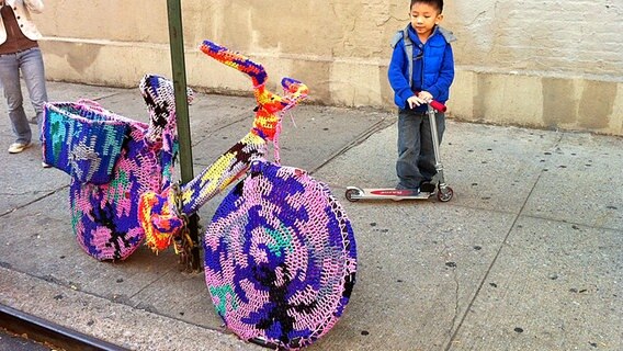 Moderne Kunst in New York: Ein "eingestricktes" Fahrrad steht am Straßenrand. © NDR Foto: Lena Bodewein