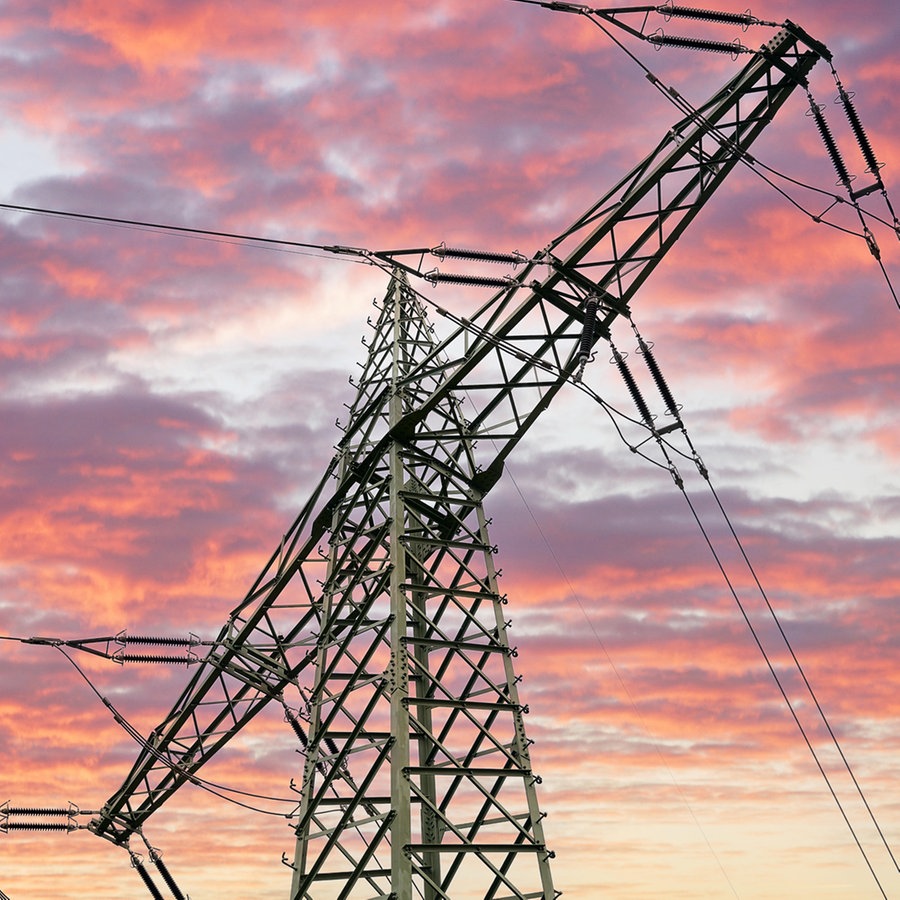 Ein Strommast vor einem Sonnenuntergang © picture alliance / CHROMORANGE Foto: Michael Bihlmayer