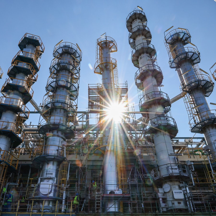 Die Sonne scheint hinter einer neuen, 26 Meter hohen Kolonne zur Phenolherstellung bei der Domo Chemicals GmbH © picture alliance/dpa Foto:  Jan Woitas