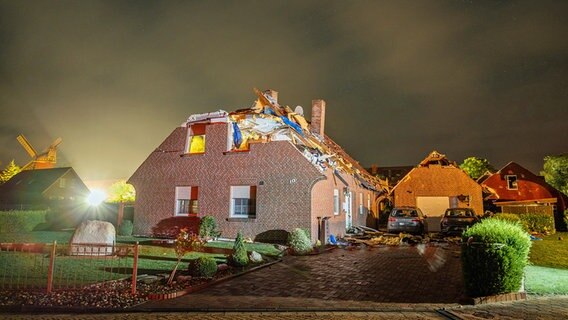 Ein vom Sturm stark beschädigtes Haus, dessen Dach abgedeckt wurde. © dpa bildfunk Foto: Mohssen Assanimoghaddam