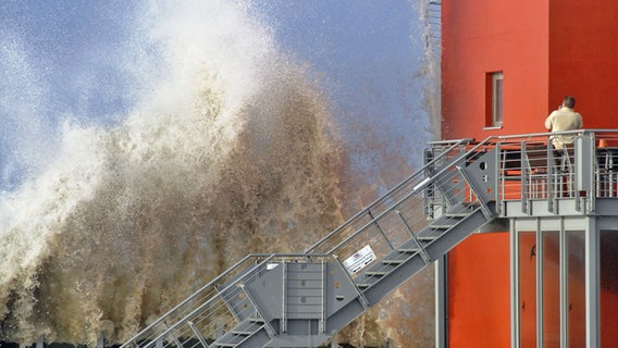 Der Sturm peitscht das Wasser gegen den Fährhafen von Dagebüll. © dpa 