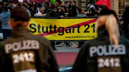 Zwei Polizisten stehen vor einem Banner gegen das Bahnprojekt "Stuttgart 21". © dpa Foto: Robert Schlesinger