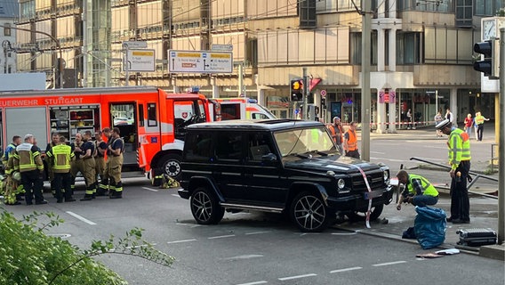 In der Stuttgarter Innenstadt ist ein Auto in eine Personengruppe gefahren. © Marco Krefting/dpa 
