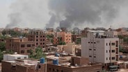 Rauch steigt über der Skyline von Khartum im Sudan auf. © AP Foto: Marwan Ali