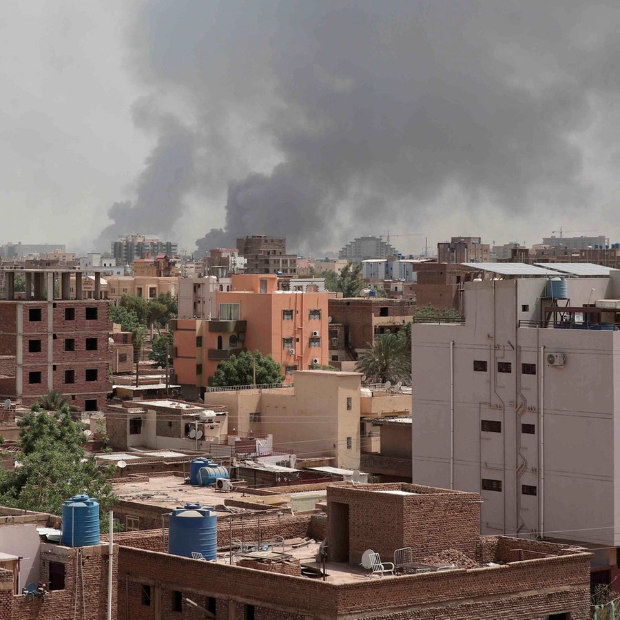 Zwei Männer zertrümmern den Sudan