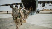 At Al Asrak Air Base in Jordan, German Army soldiers board a Bundeswehr plane to fly to Sudan.  © Neumann / Bundeswehr / dpa 