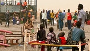 Flüchtlinge aus dem Sudan warten hinter dem Grenzübergang Joda mit ihrer Habe auf die Weiterreise in die südsudanesische Grenzstadt Renk. © dpa-Bildfunk Foto: Eva-Maria Krafczyk